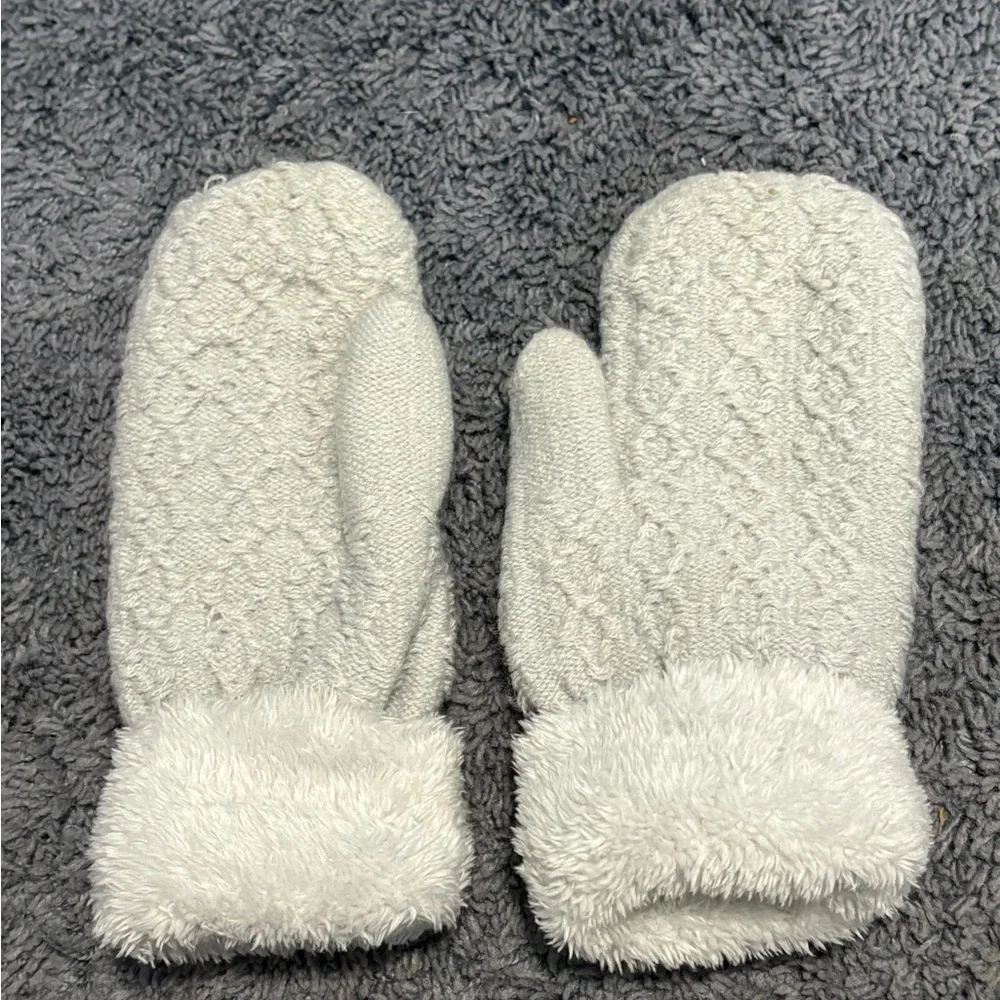 NWOT light grey mittens with fuzzy wrists